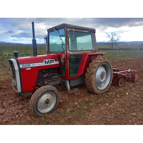 109 - Massey Ferguson 565 tractor. 5367hrs recorded, 8 speed. Reg. HVY 5825. V5 c/w operators manual and c... 