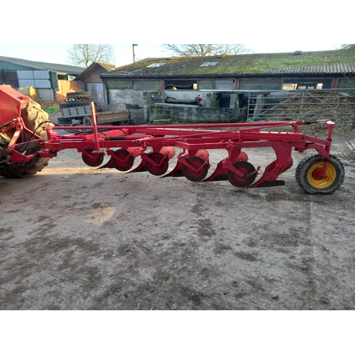 116 - Massey Ferguson 86 5 furrow trailed plough