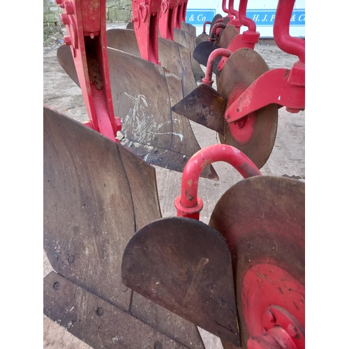 116 - Massey Ferguson 86 5 furrow trailed plough