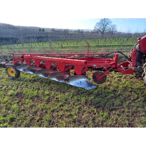 116 - Massey Ferguson 86 5 furrow trailed plough