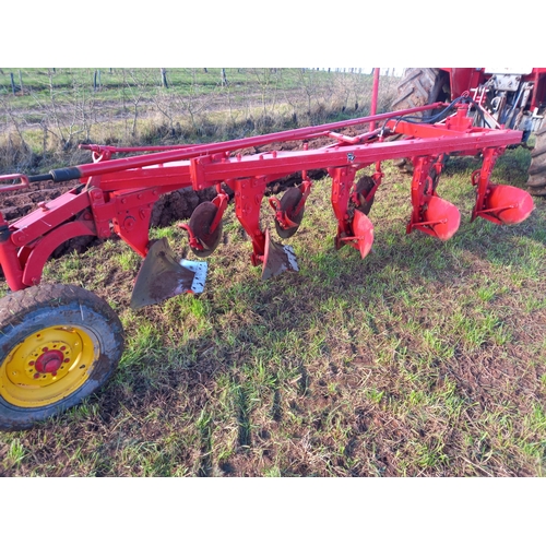 116 - Massey Ferguson 86 5 furrow trailed plough