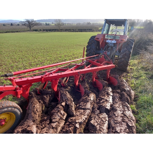 116 - Massey Ferguson 86 5 furrow trailed plough