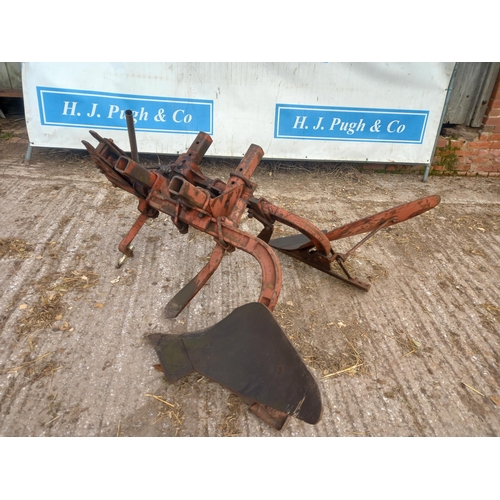 192 - SKH single furrow reversible plough