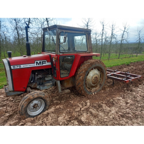 112 - Massey Ferguson 575 tractor. 4505hrs recorded, 8 speed. Reg. TRH 91R. V5 c/w operators manual, servi... 