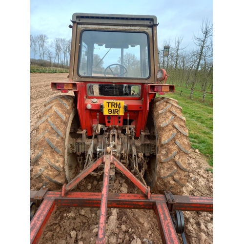 112 - Massey Ferguson 575 tractor. 4505hrs recorded, 8 speed. Reg. TRH 91R. V5 c/w operators manual, servi... 