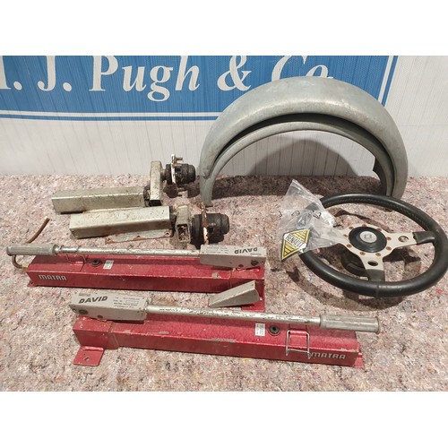 416 - 2- Hydraulic foot pumps, pair of stub axles and Renault steering wheels