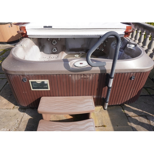 83 - Jacuzzi spa with cover