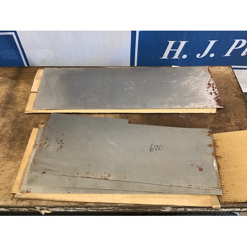 620 - 4- Small pieces of sheet steel