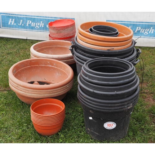 107 - Large quantity of planters