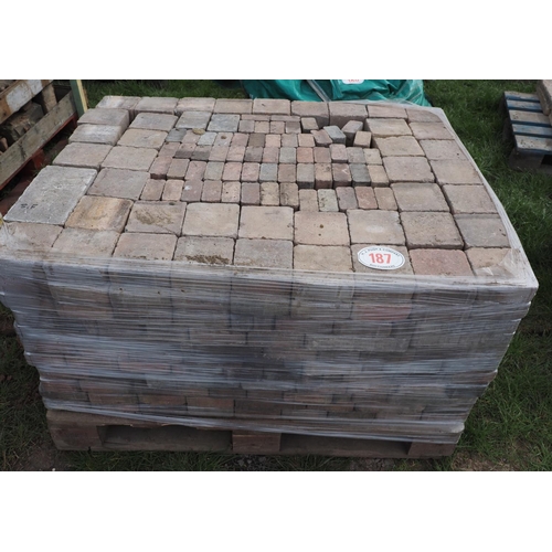 187 - Pallet pavers