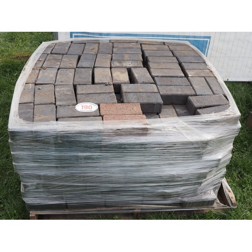 190 - Pallet pavers