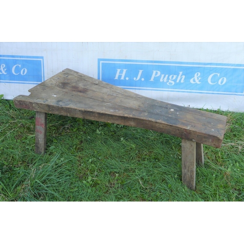 106 - Wooden clipping bench