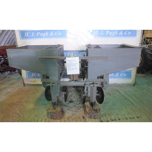 125 - Ferguson potato planter. Model 718 SN. T1485