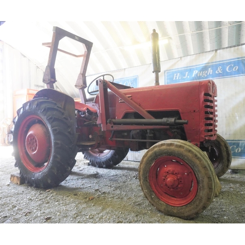 143 - International B250 tractor. 1954. Runs & drives. Roll bar and loader bracket. Good rear tyres. Reg. ... 