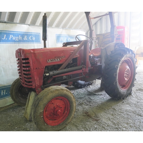 143 - International B250 tractor. 1954. Runs & drives. Roll bar and loader bracket. Good rear tyres. Reg. ... 