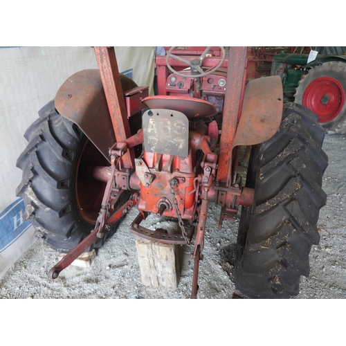 143 - International B250 tractor. 1954. Runs & drives. Roll bar and loader bracket. Good rear tyres. Reg. ... 