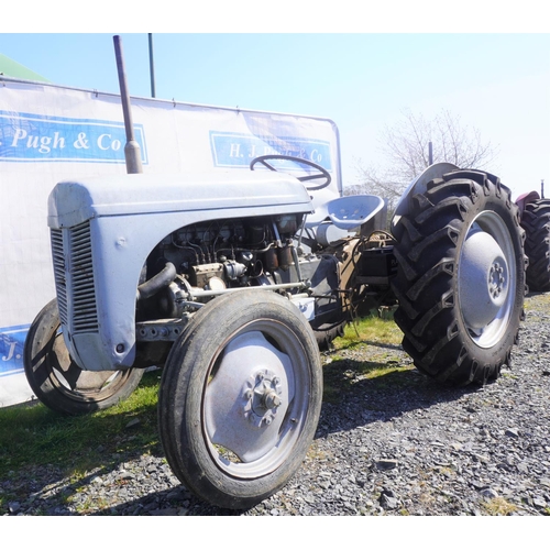 145 - Ferguson TEF tractor. Runs and drives, fitted with belt pulley, good rear tyres. SN. 509046. Reg. 87... 