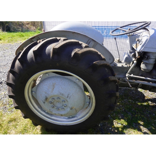 145 - Ferguson TEF tractor. Runs and drives, fitted with belt pulley, good rear tyres. SN. 509046. Reg. 87... 