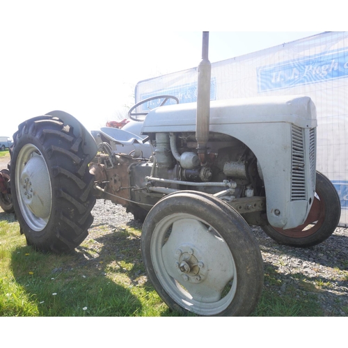 145 - Ferguson TEF tractor. Runs and drives, fitted with belt pulley, good rear tyres. SN. 509046. Reg. 87... 