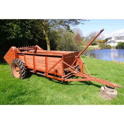 152 - Massey Ferguson 712 muck spreader. Badged. SN. P7473