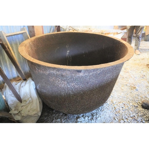 261 - Cast cauldron 40