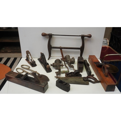 324 - Large quantity of carpenters tools