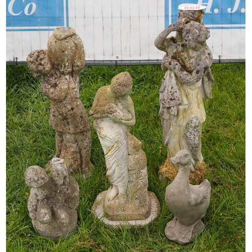 668 - Garden ornaments