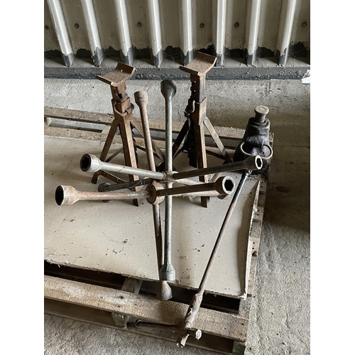 147 - Wheel braces, jack and stands