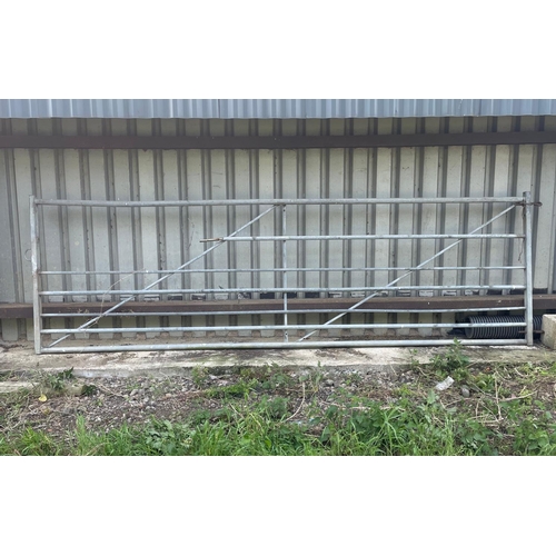 61 - Heavy yard gate 11ft -1 A/F