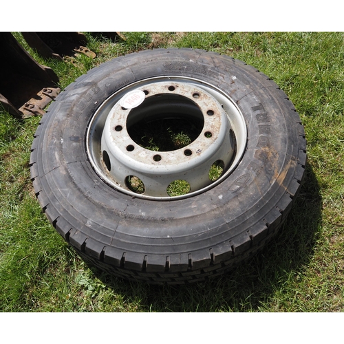 1446 - Lorry wheel and tyre 295-80 R22.5