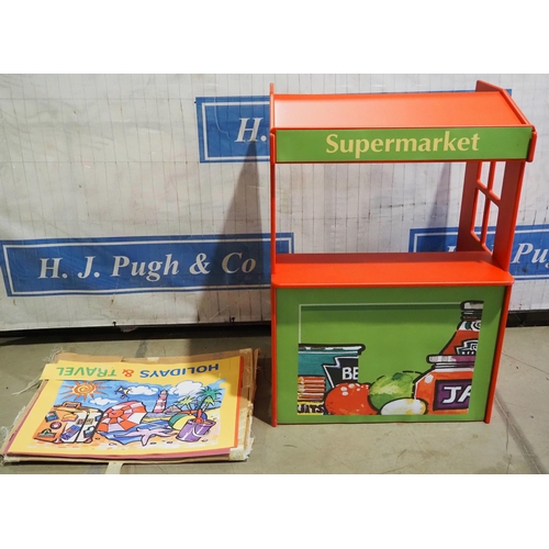 776 - Childs toy shop with 7 interchangeable logos, 47x33x25