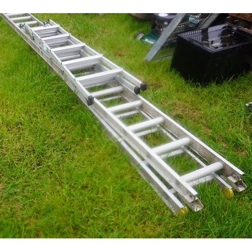 2206 - Aluminium extending ladders 2+1