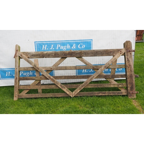 176 - Wooden gates 8ft