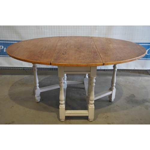 149 - Oak oval gateleg table 60x45