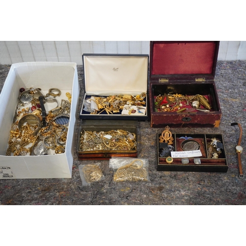 499 - Quantity of assorted costume jewellery to include Jenson cufflinks and RAF badge and other military ... 