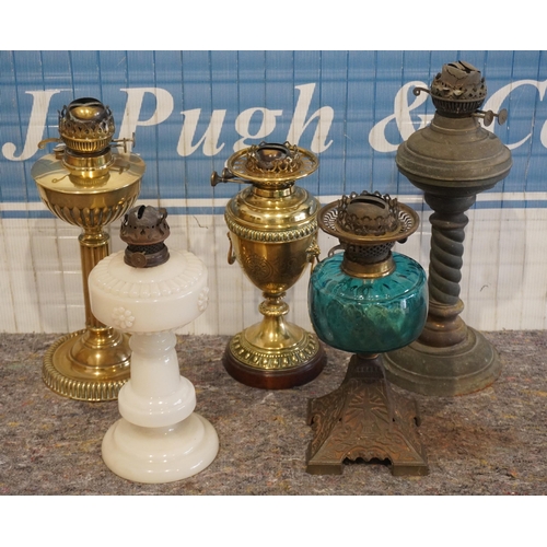 565 - 5- Vintage oil lamps