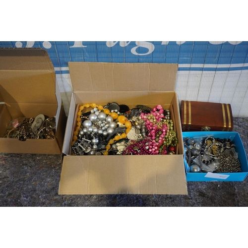 258 - Quantity of costume jewellery