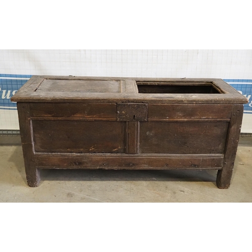 173 - Early oak coffer 25x55