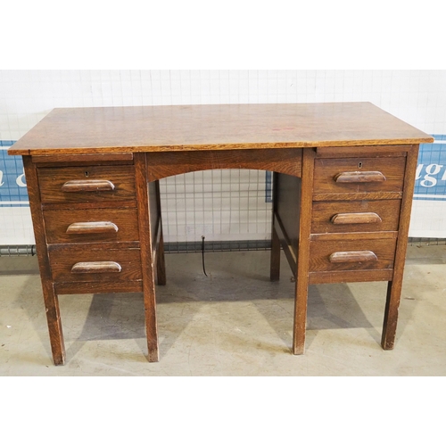 135 - Oak desk 30x48