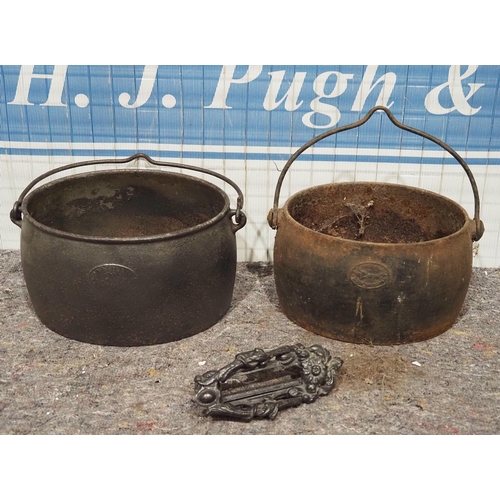 533 - 2 Cast iron pots and door knocker