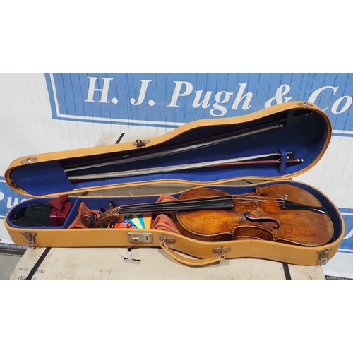 572 - Violin in case