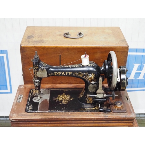 575 - Pfaff sewing machine in mahogany case. Sn: 831370