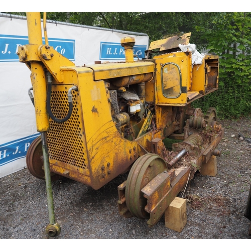 695 - International Series 1 TD8 crawler for spares c/w good tracks, blade, tank etc