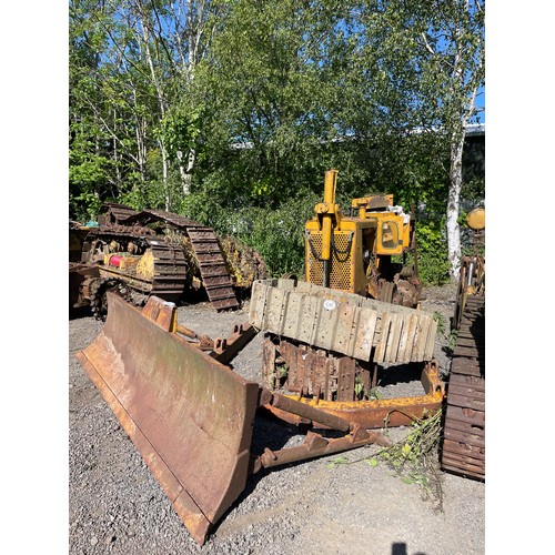 695 - International Series 1 TD8 crawler for spares c/w good tracks, blade, tank etc