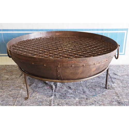 800 - Large metal fire pit 31