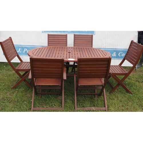 272 - Garden table and 6 chairs with covers