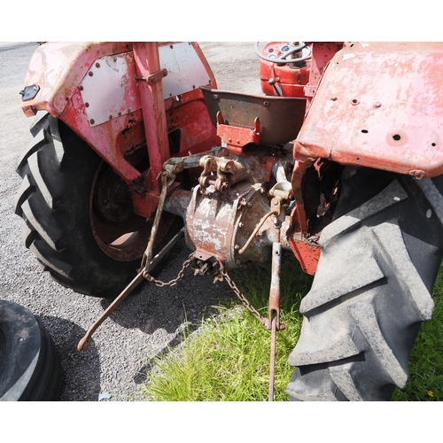 2081 - Massey Ferguson 135 tractor. Roll bar. Runs and drives