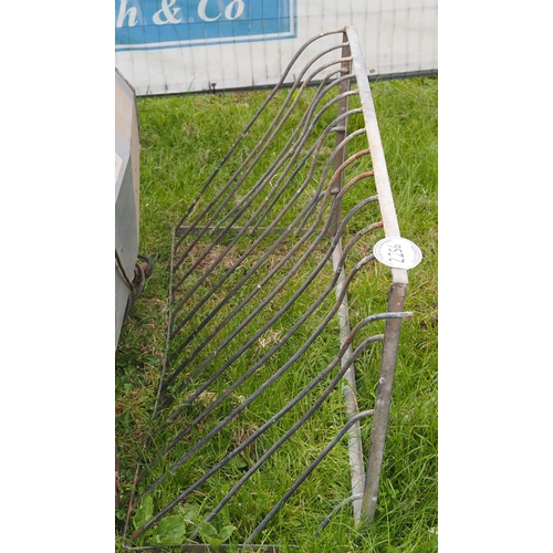 2256 - Wall hay rack