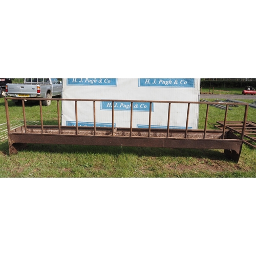 2281 - Cattle feed manger barrier