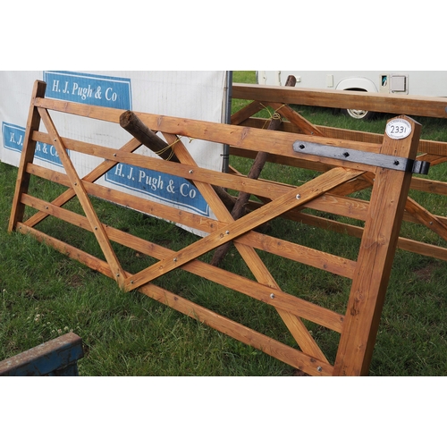 2331 - Wooden gate 10ft